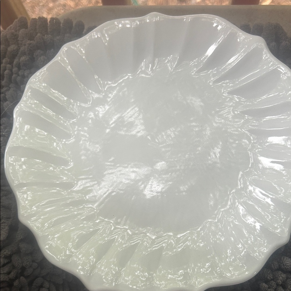 Vietri White ruffle set of two dinner plates. Nwts
